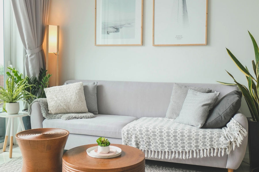 Wohnzimmer mit Sofa und Gardinen